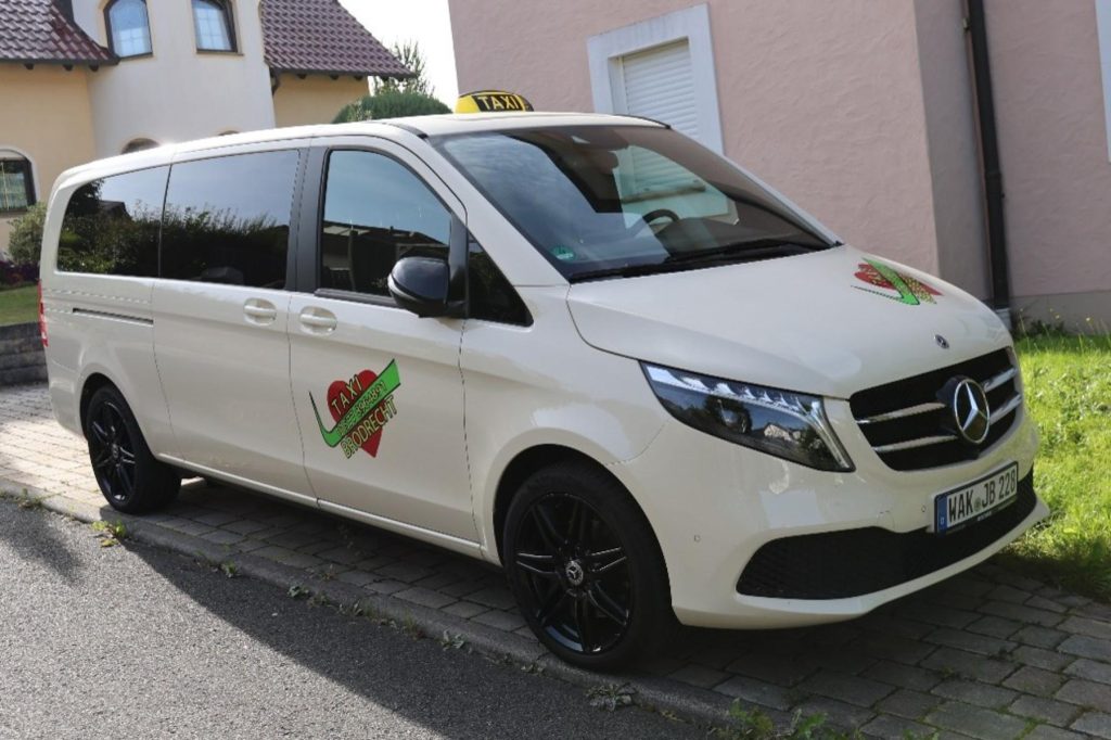 Taxi vor einem Haus