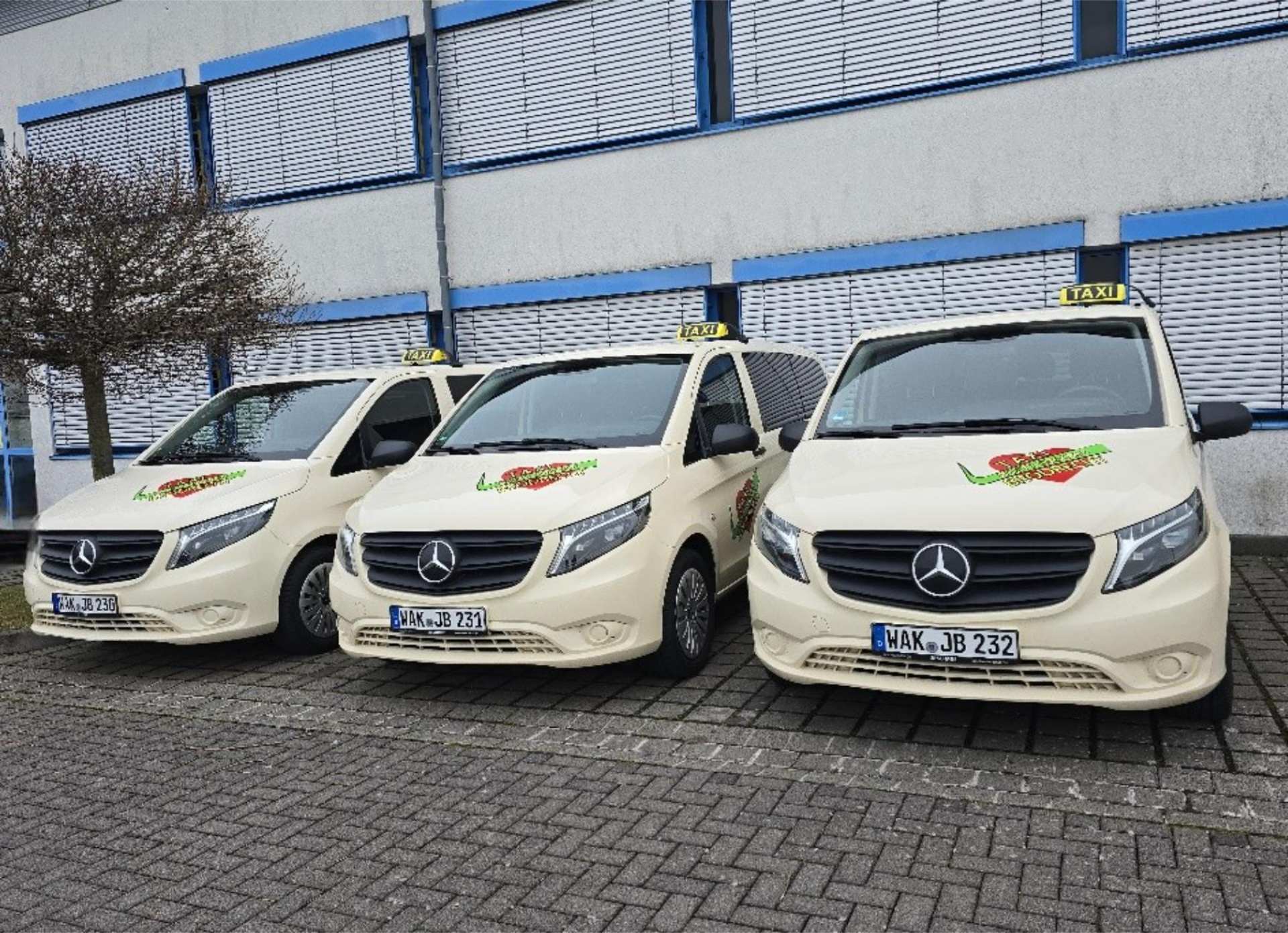 Drei helle Taxis aufgestellt