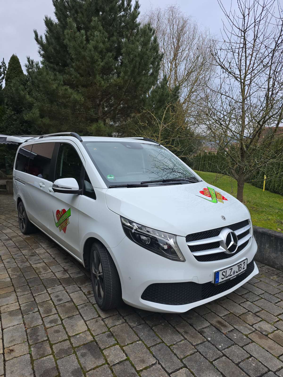 Weißer Mercedes-Benz Van draußen