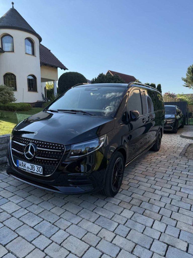 Schwarzes Auto auf Straße