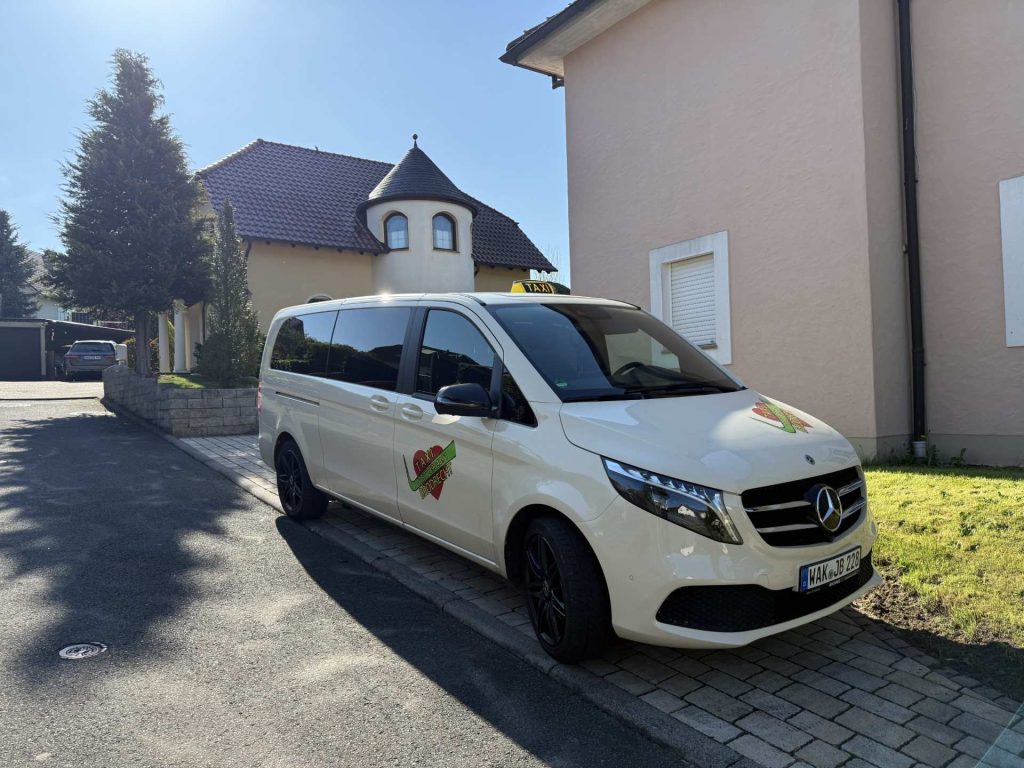 Taxi vor einem Haus